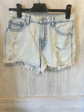 Size 7 Light Wash Distressed Denim Women’s Shorts